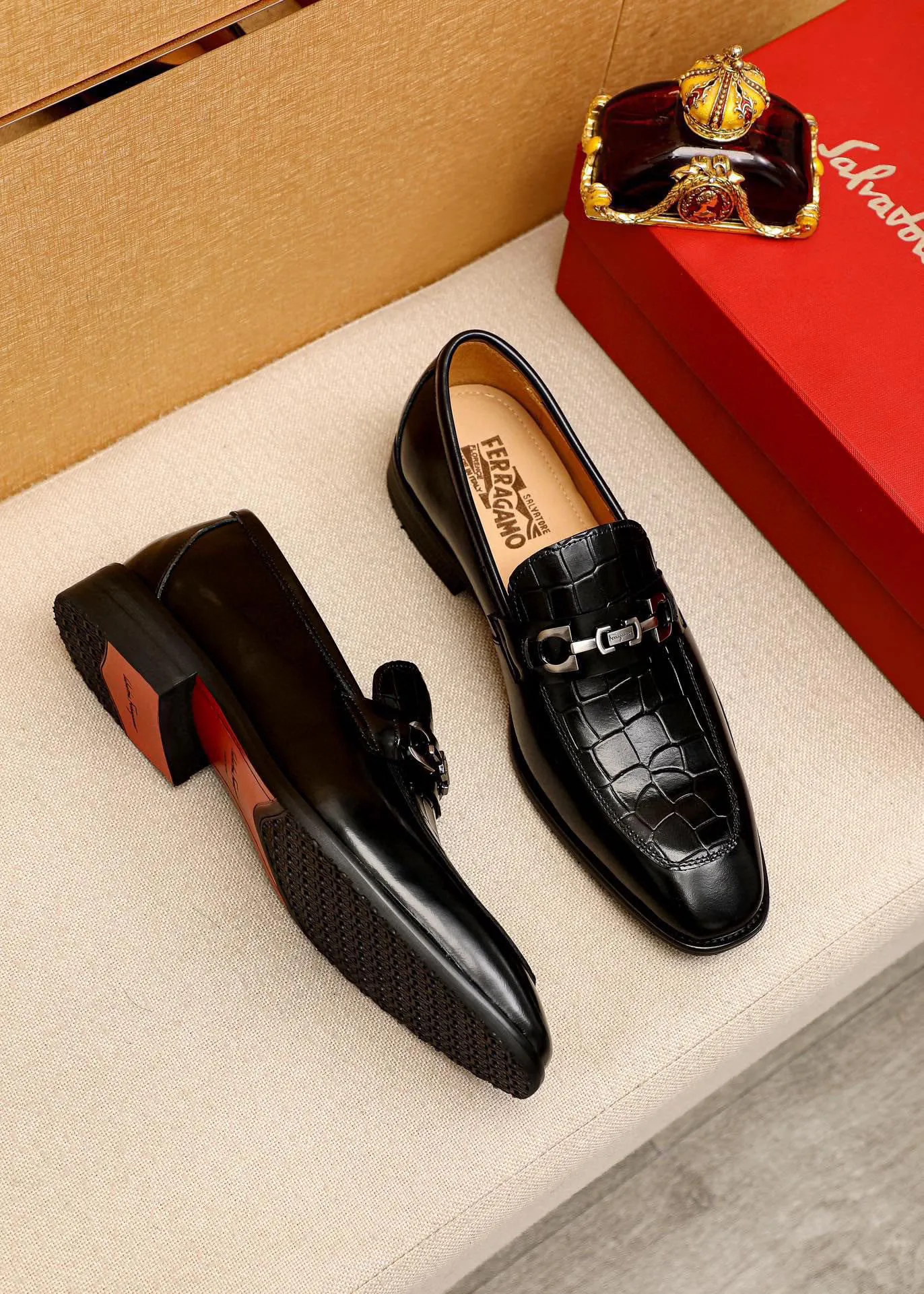 Men's shoes 💰460 💐 Product trademark: Ferragamo "Ferragamo" casual leather shoes Regular size: 38-44 (custom-made for 45🉑️) Product materials: Selected imported first-layer calfskin embossed upper + original hardware buckle, imported water-dyed cowhide leather lining. Strong three-dimensional visual effect, combined outsole Color: 1⃣️color optional